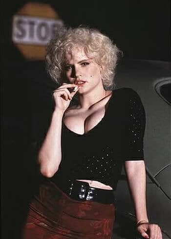 Jennifer Jason Leigh in 1990